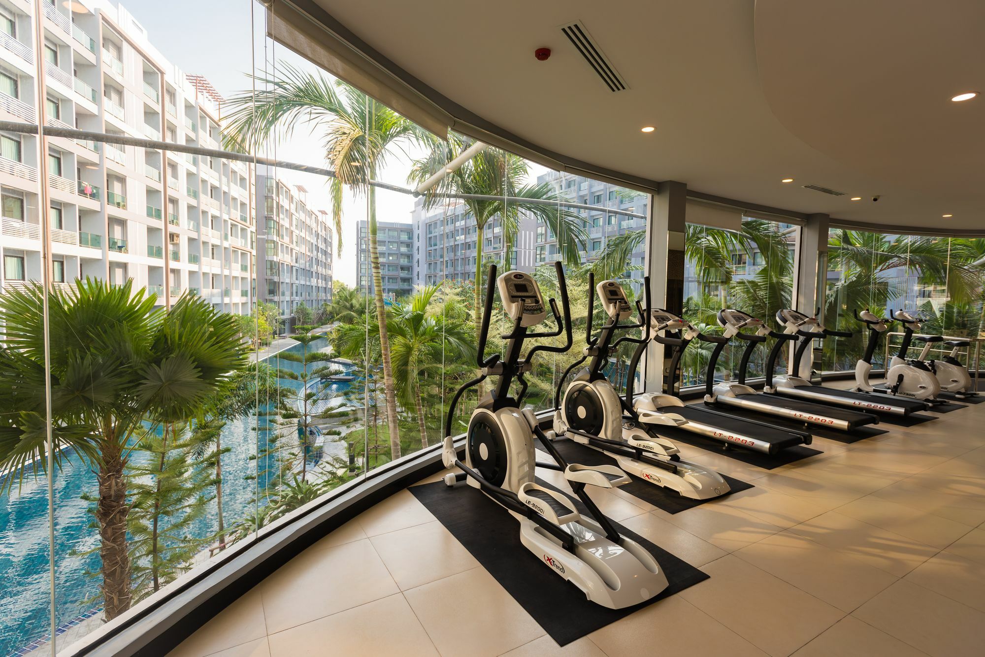 Dusit Grand Park Apartment Джомтиен Бийч Екстериор снимка